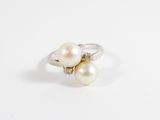 bague en or blanc sertie d'une perle et d'un groupe de diamants