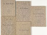 six livres posés sur une surface blanche, dont l'un est écrit en français et l'autre en français