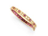 un bracelet rigide orné de rubis et de diamants