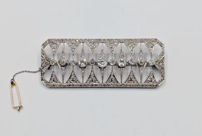 une image représentant une broche en argent ornée d'une multitude de diamants