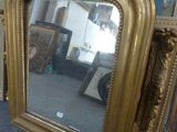 un miroir posé sur le sol devant un mur