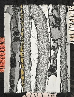illustration en noir, blanc, orange et noir sur un morceau de tissu