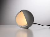 gros plan d'une lampe sur une table à fond blanc