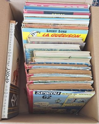 une boîte pleine de livres posée sur une table