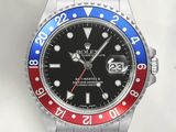 une montre Rolex avec une lunette rouge, blanche et bleue