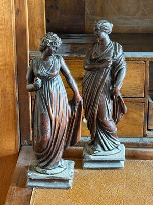 deux statues posées sur une table en bois