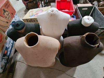 trois vases posés par terre les uns à côté des autres