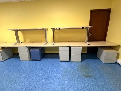 trois bureaux dans un coin de la pièce