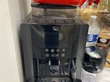 une cafetière posée sur le plan de travail d'une cuisine