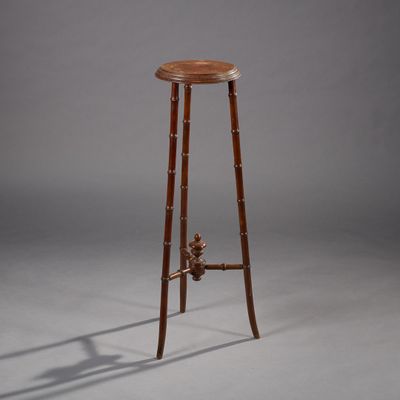 un tabouret ancien en bois avec une assise en bois sur fond gris