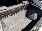 l'arrière d'une voiture dont le coffre est ouvert et les sièges rabattus