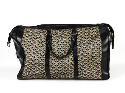une image représentant un sac noir et blanc orné d'un motif