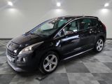 la voiture noire est garée dans le garage sur le sol en damier