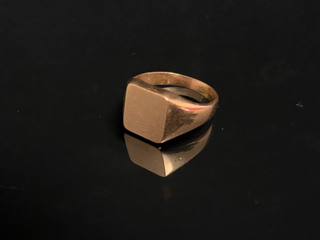 Chevalière en or 18 carats 750 millièmes non gravée. PB : 9,74gr....