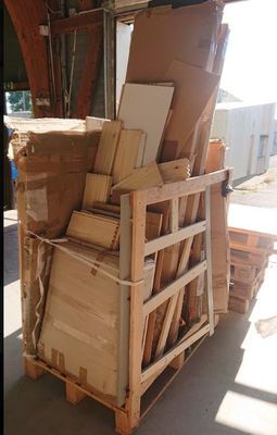 une grande pile de cartons posée sur une palette