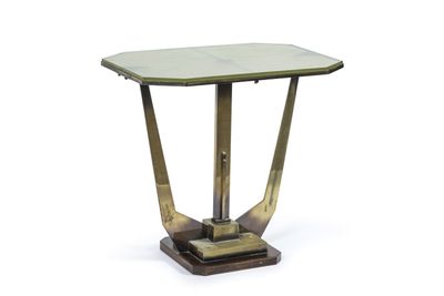 une image d'une petite table avec un plateau en verre sur un fond blanc