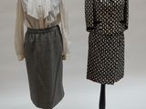 deux mannequins vêtus de noir et blanc, portant un chemisier et une jupe blancs