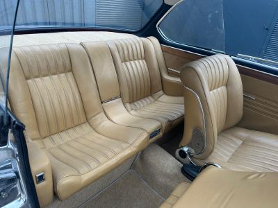 un siège en cuir beige à l'arrière d'une voiture