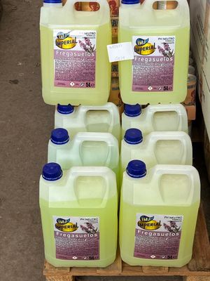 plusieurs gallons de liquide posés sur une palette en bois
