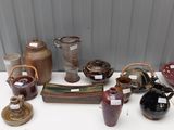 de nombreux types de vases différents posés sur une table