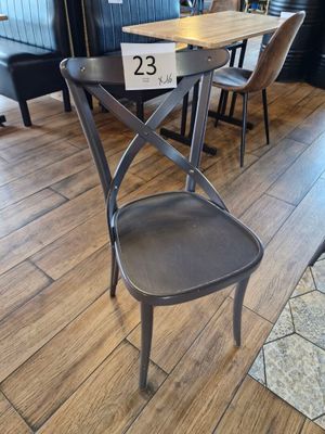 une table en bois avec une chaise en métal au milieu de la pièce
