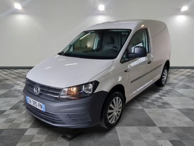 la camionnette blanche est garée sur le sol en damier d'une pièce