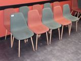 six chaises alignées contre un mur dans une pièce
