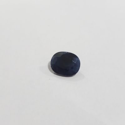 une pierre de saphir bleu sur une surface blanche
