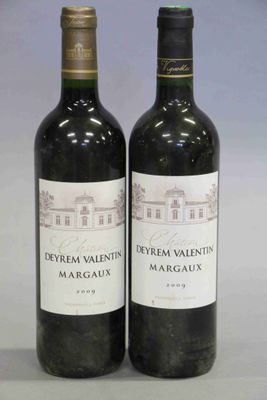 deux bouteilles de vin posées l'une à côté de l'autre sur une table