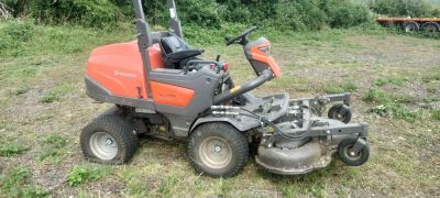 une tondeuse à gazon qui reste dans l'herbe