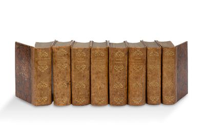 six vieux livres alignés sur une surface blanche