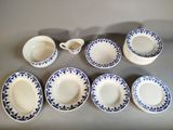 six assiettes et tasses en porcelaine bleue et blanche posées sur une table