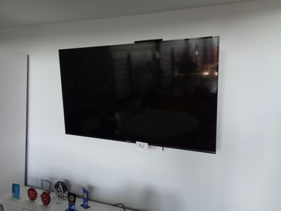 une télévision à écran plat fixée au mur dans le salon