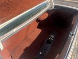 une télécommande dans le coffre d'une voiture
