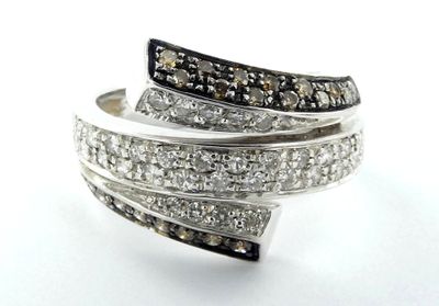 une image représentant une bague sertie de diamants noirs et blancs sur fond blanc