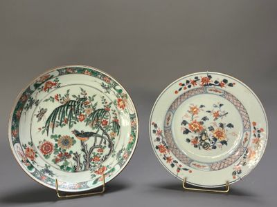 paire d'assiettes en porcelaine chinoise ornées d'oiseaux et de fleurs