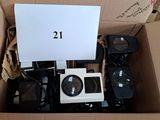 une boîte en carton contenant un ensemble d'appareils électroniques