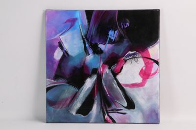 peinture violette et noire représentant le visage d'une femme sur fond blanc