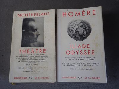 deux livres sont posés l'un à côté de l'autre sur une table