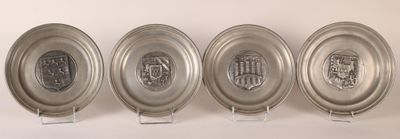 Réunion de quatre assiettes en étain repoussé à décor de bla…