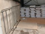 des piles de papier par terre dans un entrepôt