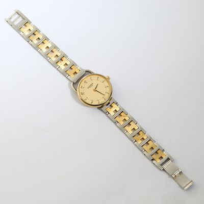 gros plan d'une montre-bracelet sur une surface blanche