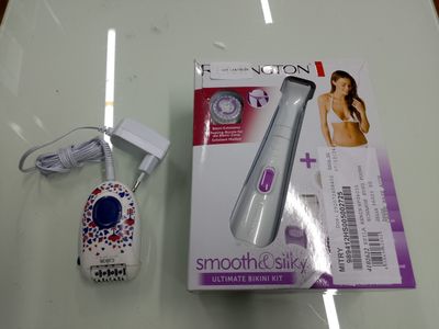 une boîte de brosses à dents et une télécommande posées sur une table