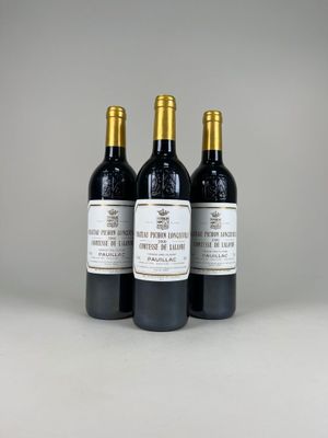 trois bouteilles de vin posées sur une table