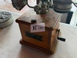 un téléphone à l'ancienne posé sur une table, avec une étiquette de prix dessus