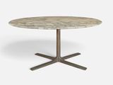 une photo d'une table ronde en marbre avec un piètement en métal
