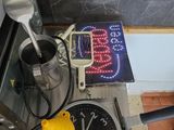 une horloge posée sur une table à côté d'une tasse de café