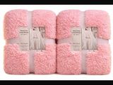 quatre serviettes roses empilées les unes sur les autres