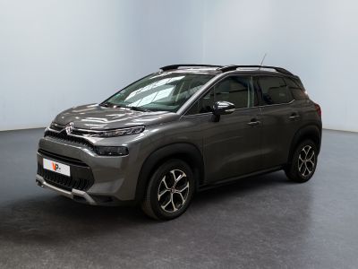 Une Citroën grise est garée dans une grande pièce