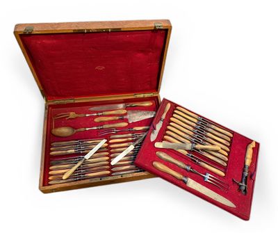 LEPINE à Lyon. COFFRET en chêne de couteaux et de pièces de service, l - Photo 1